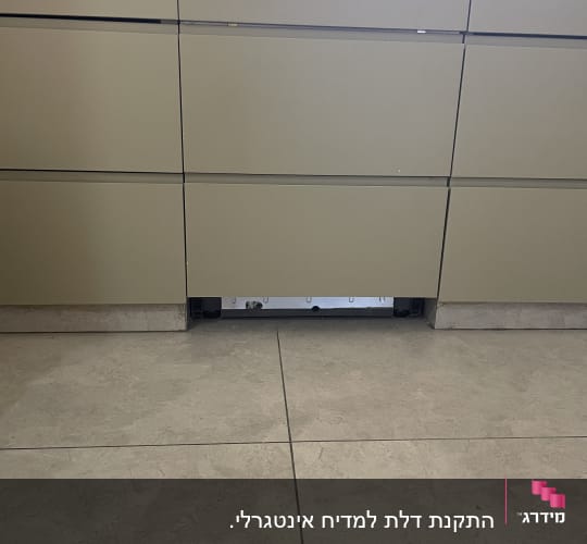 ארונות מטבח עם רצפת אריחים